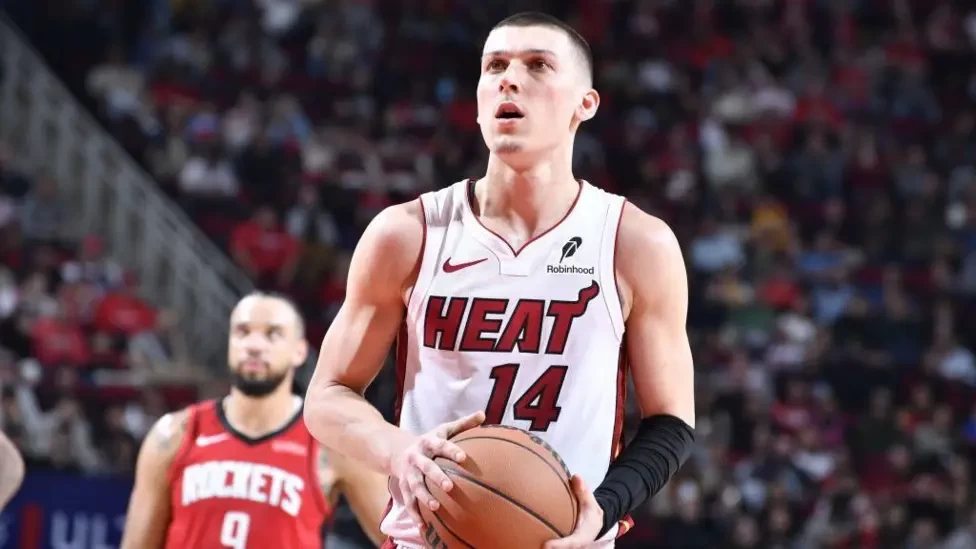 Herro membantu Heat mengalahkan Rockets sebelum dikeluarkan