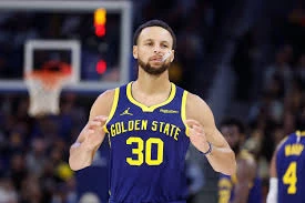 Stephen Curry menambah catatan tembakan tiga angka