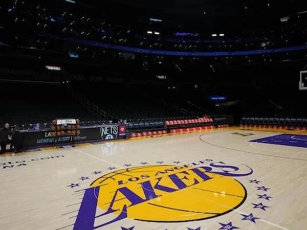 NBA secara resmi mengumumkan bahwa pertandingan kedua berturut-turut untuk Los Angeles Lakers telah ditunda karena kebakaran