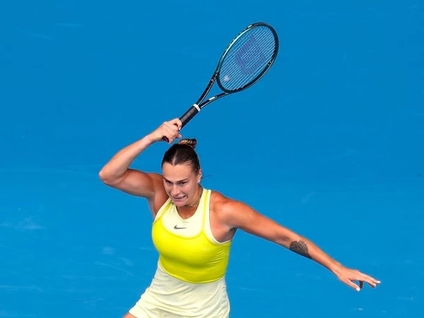 Hasil Australian Open: Zheng Qinwen Gigit Jari, Aryna Sabalenka Melenggang