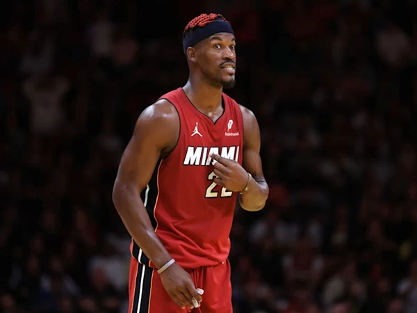 Jimmy Butler bisa kembali beraksi untuk Miami Heat saat mereka menjamu Denver Nuggets