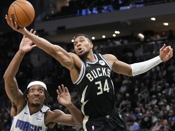 Giannis Antetokounmpo mencetak 34 poin dan meraih 15 rebound untuk memimpin tuan rumah Milwaukee Bucks meraih kemenangan atas Philadelphia