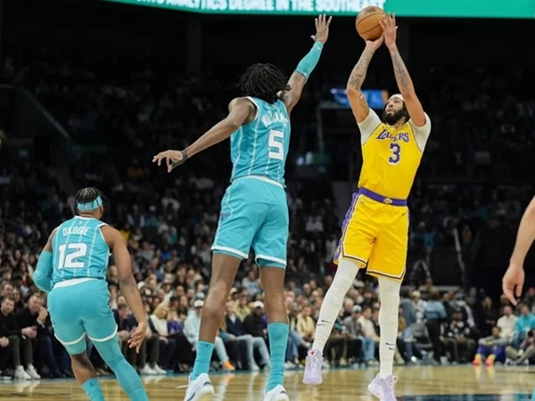 Anthony Davis mencetak poin tertinggi musim ini dengan 42 poin dan 23 rebound untuk membantu tim tamu Los Angeles Lakers mengalahkan Charlotte Hornets 112-107 pada Senin malam.