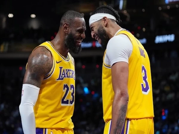 Era LeBron James dan Anthony Davis di Los Angeles Lakers berakhir mengejutkan dengan tim tersebut menukar pemain terakhir ke Dallas Mavericks