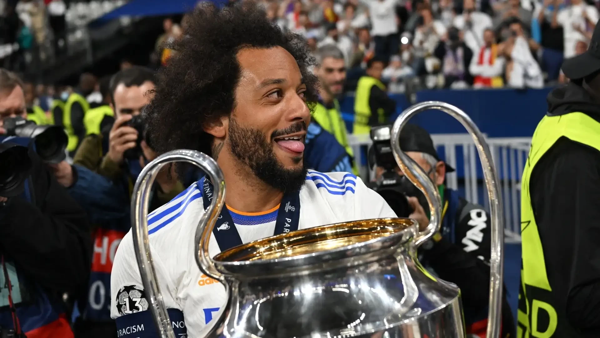 Eks Bek Real Madrid Marcelo Gantung Sepatu