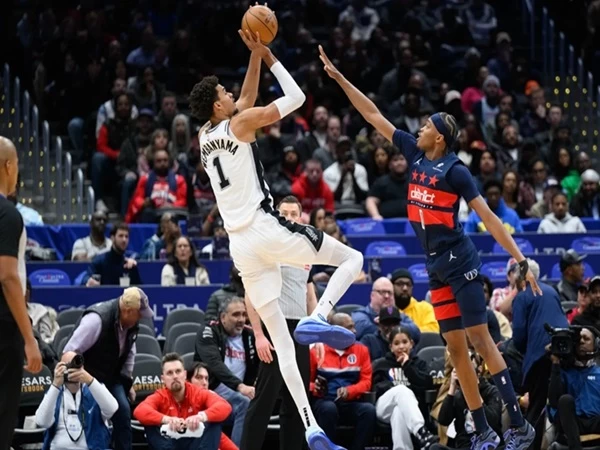 Tim tamu San Antonio Spurs mengalahkan Washington Wizards 131-121 pada hari Senin.