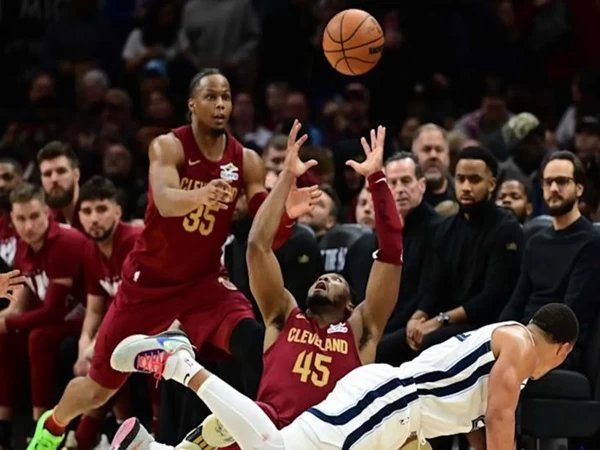 Cleveland Cavaliers dan Memphis Grizzlies bermain sangat alot dan membuat beberapa pemain emosi. Pada kuarter ketiga, terjadi pertengkaran antara Donovan Mitchell dan Desmond Bane. Kenny Atkinson komentari aksi keributan Mitchell dengan Bane